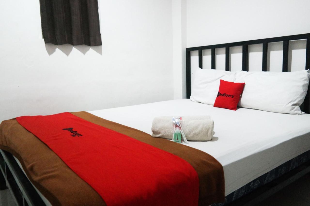 Reddoorz At Jalan Somba Opu Losari Makassar Luaran gambar