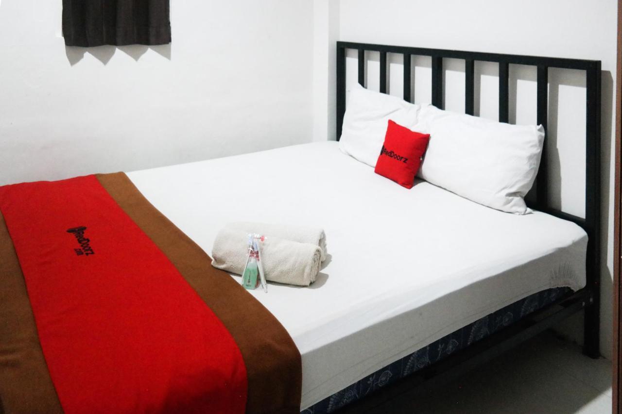 Reddoorz At Jalan Somba Opu Losari Makassar Luaran gambar
